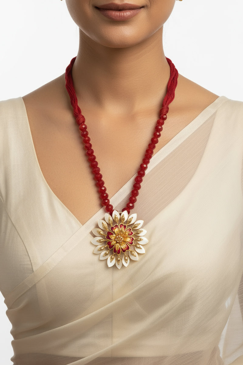 Red-White Flower Pattern Necklace Set with Beads and Thread