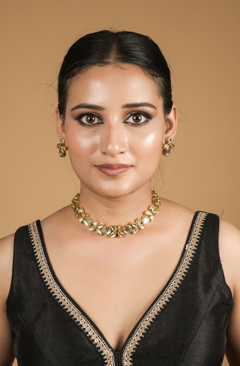 Gold Finish Kundan Flower Pattern Choker - Mayrake.in
